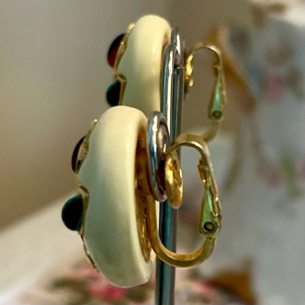VINTAGE TRIFARI SIGNED MULTICOLOR GRIPOIX STYLE GLASS CABOCHON CLIP-ON EARRINGS - Picture 7 of 11